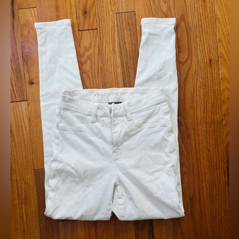 White high waisted American eagle jeans